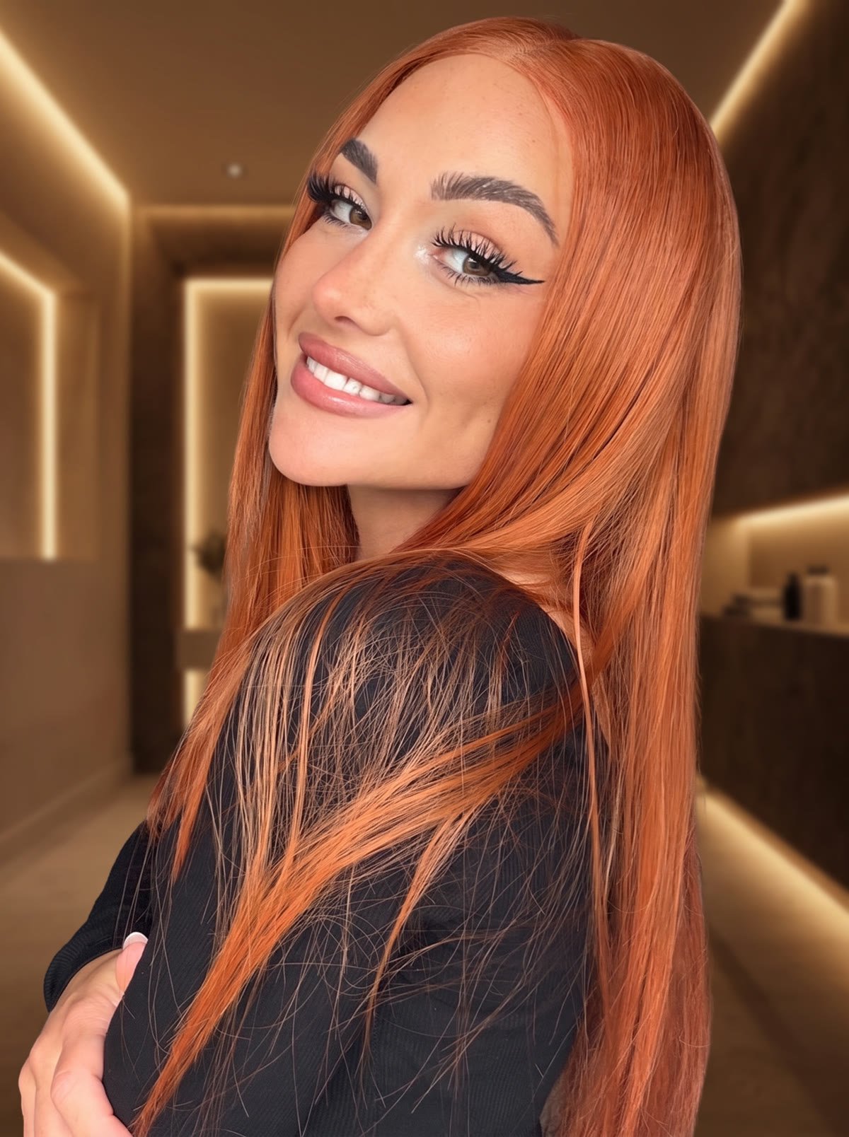 norabel, Brow Artist in Bielefeld, lächelt in die Kamera